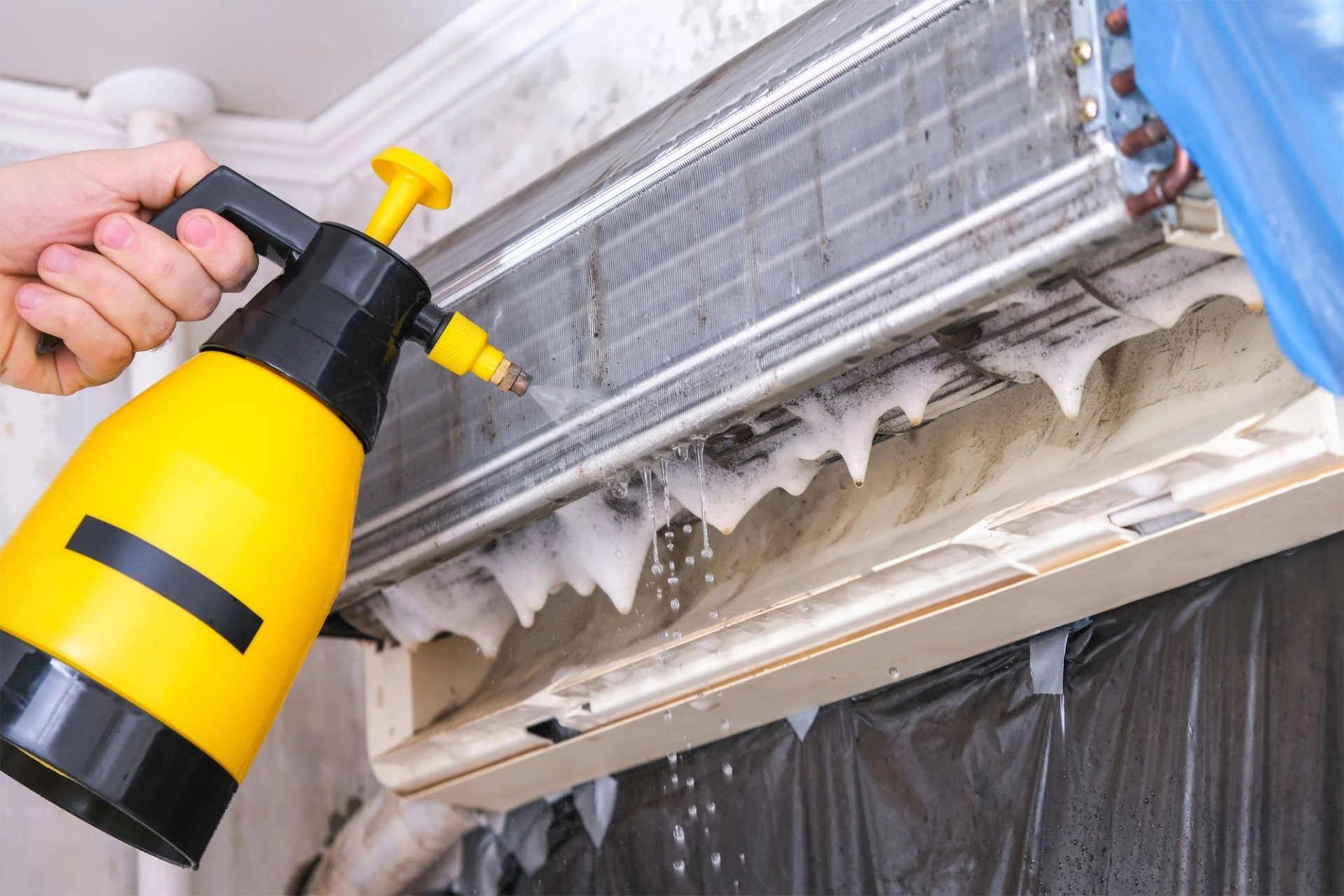 Air conditioner washed off by jet foam wash